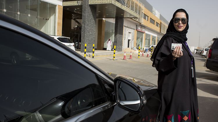 Erst der Führerschein, nun der Reisepass: Saudi-Arabien lockert die strikten Vormundschaftsregeln für Frauen ein weiteres Mal.