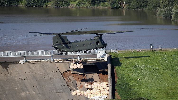Ein Helikopter der Royal Air Force hilft beim Kampf gegen die drohende Überflutung.