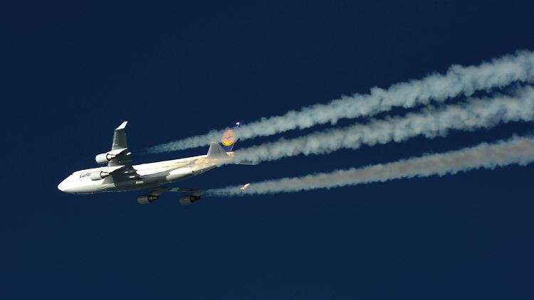 CO2 und Kondensstreifen: Der Flugverkehr gilt als Klimakiller. Die Luftfahrtlobby steuert nun gegen.
