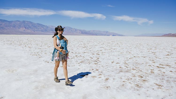 Mutter mit Baby im Death Valley National Park, USA: Viele Eltern wählen Länder mit guter Infrastruktur und wo sie die Sprache verstehen, wie USA, Kanada, Neuseeland und Australien.