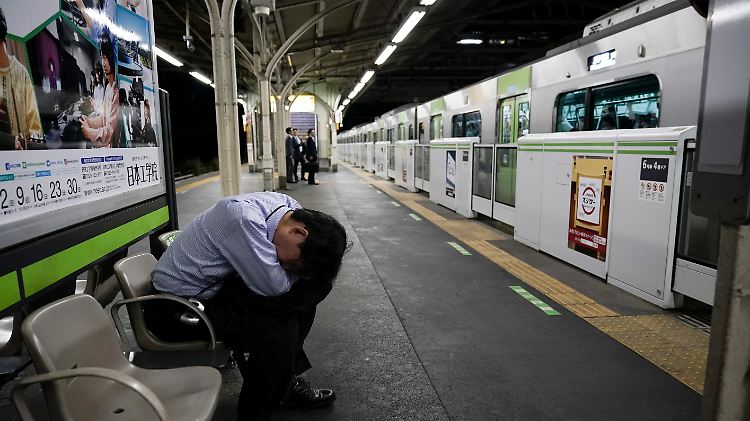 Was japanischen Angestellten fehle, ist eine Möglichkeit, auch am Bahnhof "produktiv" zu sein - glaubt zumindest der Hersteller der Telecubes.