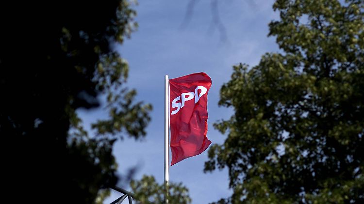 Die rote Fahne über dem Willy-Brandt-Haus.