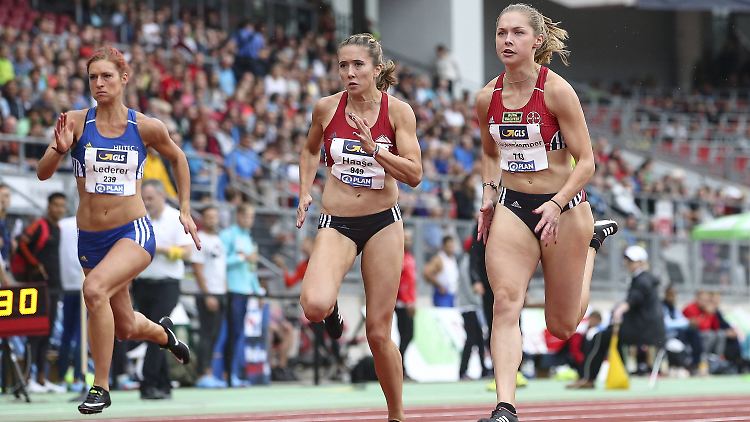 Belegten bei den Deutschen Meisterschaften 2018 die Plätze 1 und 3 über 100 Meter: Gina Lückenkemper (rechts) und Rebekka Haase (2.v.r.).
