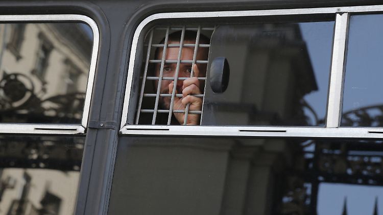 Ein festgenommener Demonstrant in Moskau in einem Polizeiwagen (Bild vom 27. Juli).