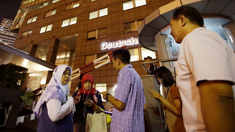 Menschen verlassen nach dem Erdbeben ein Hochhaus in Jakarta.