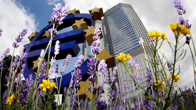 Findige Investoren finden trotz negativer Zinsen im Euroraum Wege, mit Staatsanleihen Geld zu verdienen. 