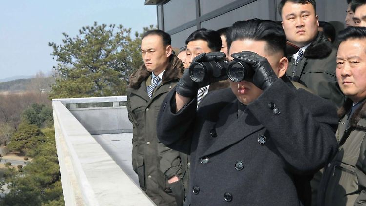 Nordkoreas Machthaber Kim verfolgte persönlich den Raketentest. 