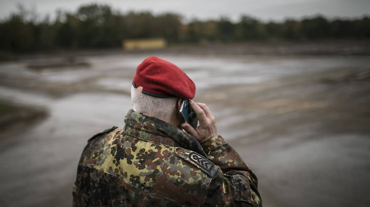 Cyberkommandeur Ludwig Leinhos warnt Soldaten vor sorgloser Nutzung privater IT im Dienst. (Symbolbild)