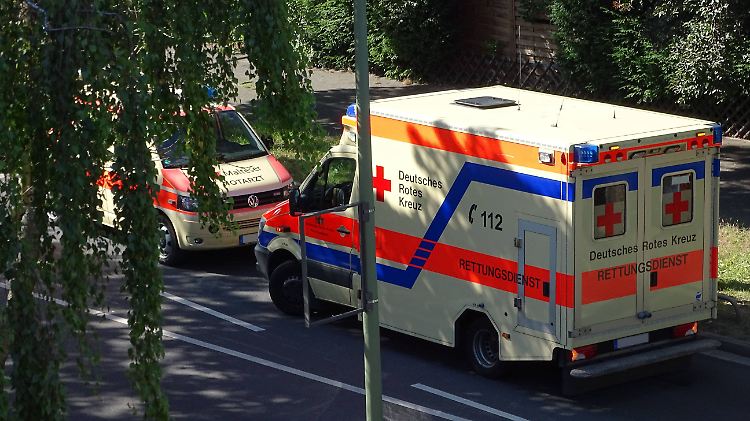 Krankenwagen im Einsatz. Die vorliegenden Daten deuten auf einen Zusammenhang zwischen Hitze und Sterberate hin.