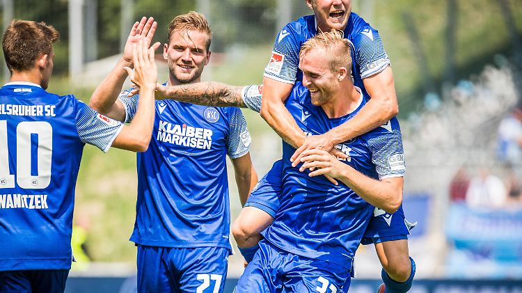 Philipp Hofmann (Nr. 33) leitete unmittelbar vor dem Pausenpfiff die Wende ein für den KSC.