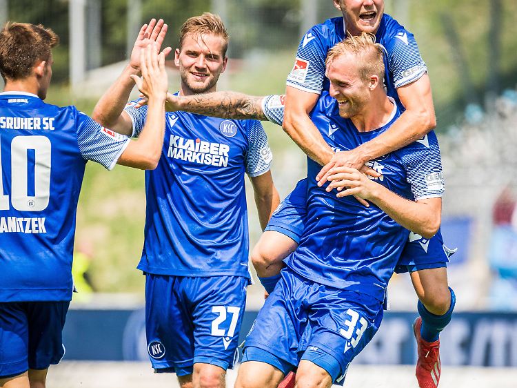 Philipp Hofmann (Nr. 33) leitete mit seinem ersten Treffer unmittelbar vor der Pause die Wende für den Karlsruher SC ein.