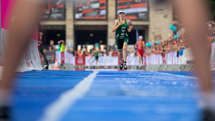 Auf dem Vorplatz des Olympiastadions liegt das Ziel der Triathlon-Wettbewerbe. Im Sprint der Frauen setzte sich Laura Lindemann durch.