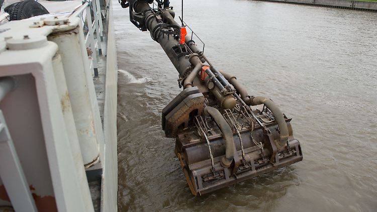 Der Saugkopf eines Baggerschiffes wird in die Elbe gesenkt. Die Vertiefung der Fahrrinne soll etwa 780 Millionen Euro kosten.