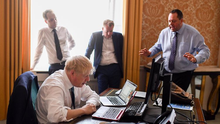 Johnson und einige Vertraute kurz vor der Ernennung zum Premierminister durch die Queen.