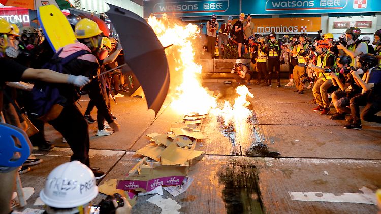 Die Demonstranten haben als Reaktion neue Strategien entwickelt. Viele trugen Bauarbeiterhelme und Wanderstöcke, einige auch selbstgebastelte Schilde. 