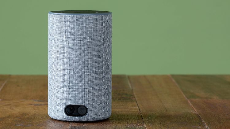 Wenn Alexa nicht richtig versteht, hören Menschen genauer hin. So soll der Algorithmus weiter lernen.