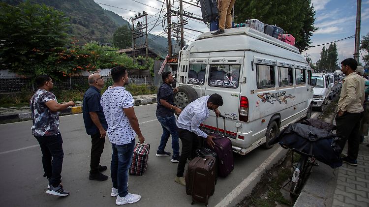 Indische Touristen bringen sich in Sicherheit.
