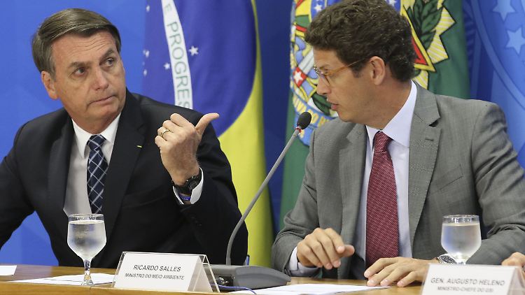 "Der kann's präziser": Brasiliens Staatschef Bolsonaro (l.) meint, dass sein Umweltminister Salles die Regenwald-Rodung richtig dokumentiert.  