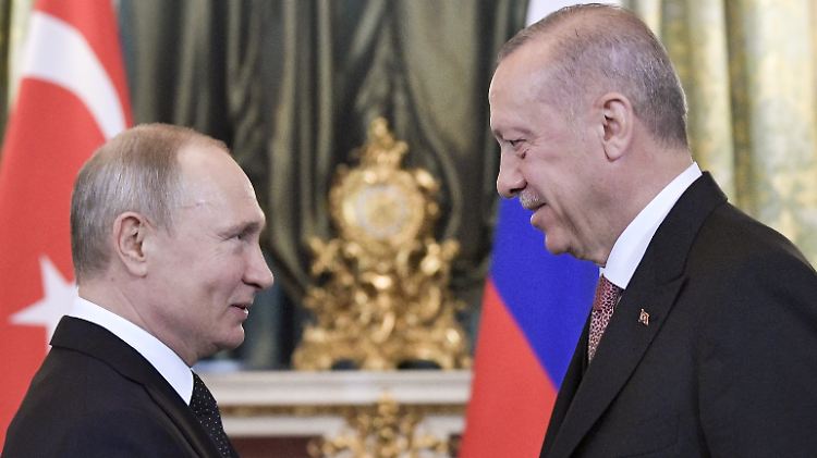 Erdogan ist größer, Putin ist stärker: Zwei rabiate Machthaber bei einem  Arbeitstreffen im April.  
