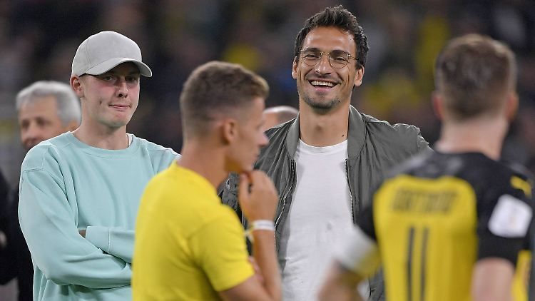 Mats Hummels musste verletzt passen - und freute sich nach dem Schlusspfiff mit seinen Kollegen über den ersten Titel nach seiner Rückkehr zum BVB.