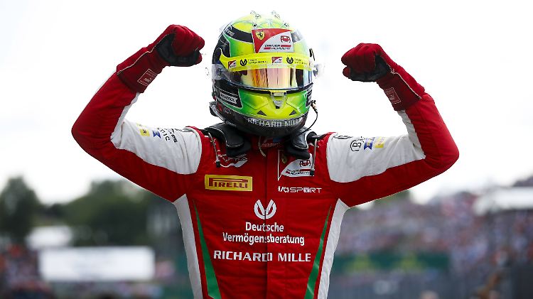Mick Schumacher belohnte sich für seine aufsteigende Form. In vier der letzten fünf Rennen fuhr er aufs Podium, in Ungarn gelang ihm sein erster Sieg in der Formel 2.