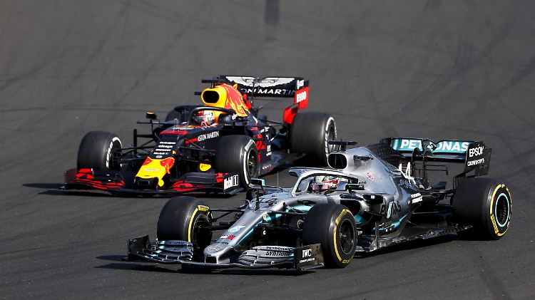 Der Moment der Entscheidung: Lewis Hamilton überholt Max Verstappen kurz vor dem Ziel.