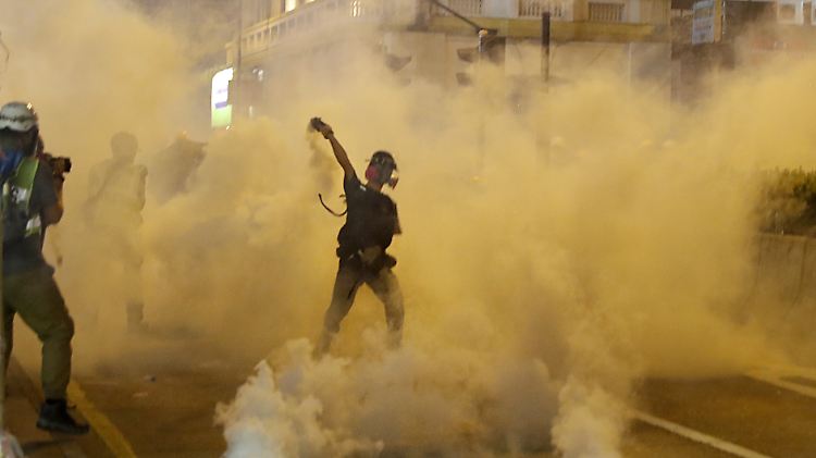 Polizisten im Stadtteil Sheung Wan setzten Tränengas gegen kleinere Protestgruppen ein. 