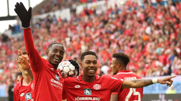 Junge, komm bald wieder: Jean-Philippe Mateta, das ist der Mann links, wird dem 1. FSV Mainz 05 fehlen.