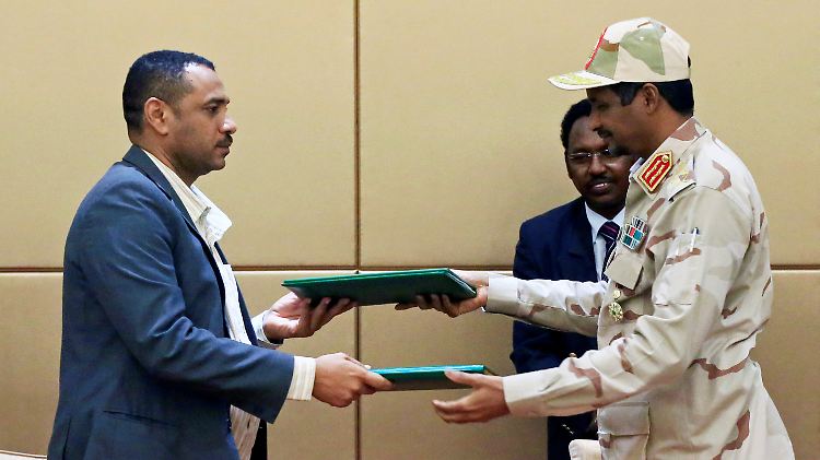 Der Vertreter des Militärrats, General Mohammed Hamdan Daglo und der Führer der Oppositionsgruppen Ahmad al-Rabiah bei der Unterzeichnungszeremonie.