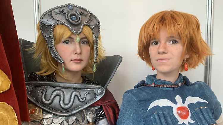 Sharina Kimura (l) und Maria Dick (r) verkörpern Figuren aus dem berühmten Anime "Nausicaä aus dem Tal der Winde" von Hayao Miyazaki.