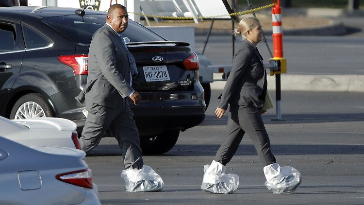 Ermittler vor dem Einkaufszentrum in El Paso, in dem ein Weißer offenbar aus rassistischen Motiven Dutzende Menschen erschossen hat.