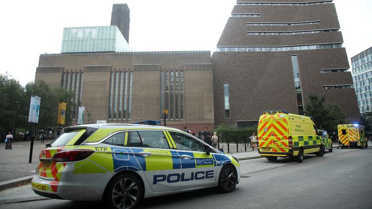 Einsatzwagen vor der Tate Gallery of Modern Art.