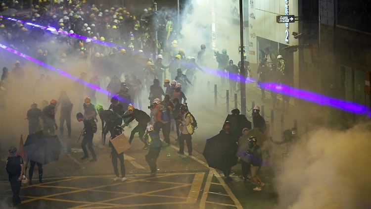 Wieder gibt es gewalttätige Zusammenstöße zwischen Demonstranten und der Polizei in Hongkong.