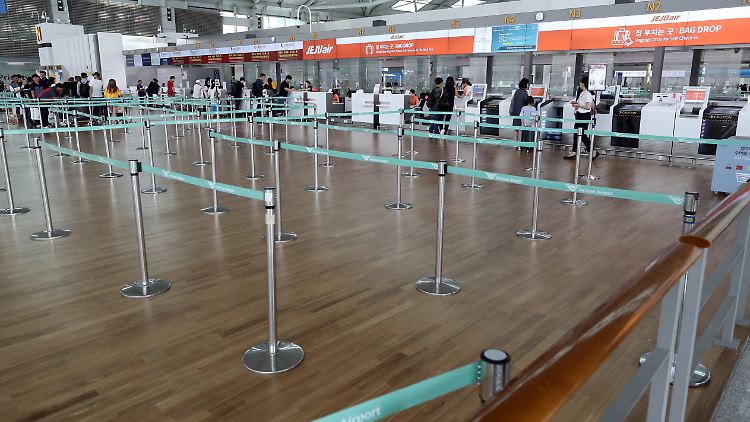 Leere Abfertigungsschalter für Flüge nach Japan.