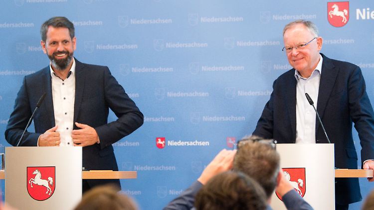 Olaf Lies (l.) bleibt Umweltminister von Niedersachsen. Das gab er in einer gemeinsamen Pressekonferenz mit Ministerpräsident Stephan Weil bekannt.