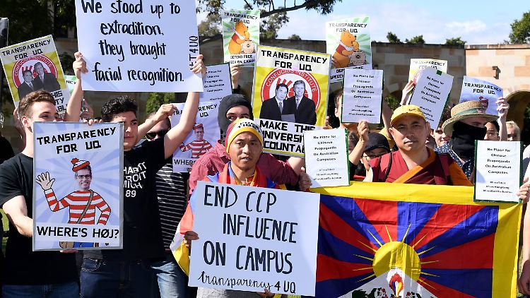 Demonstranten protestieren in Brisbane gegen den wachsenden Einfluss Chinas.