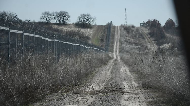 Frontex-Mitarbeiter sollen mit menschenverachtender Brutalität gegen Flüchtlinge an der EU-Außengrenze vorgegangen sein.