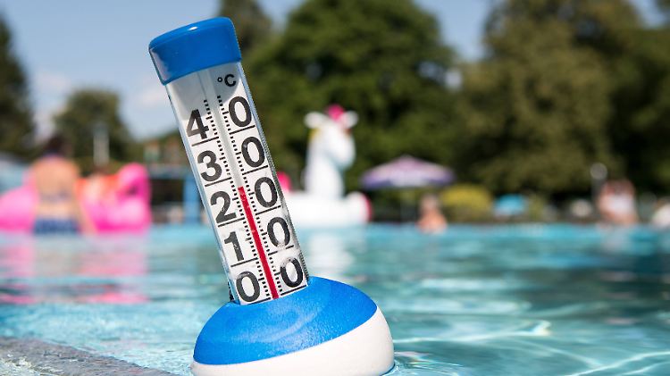 Sogar im Freibad zu heiß: Ein Thermometer misst während der Hitzewelle Ende Juli eine Wassertemperatur von 27 Grad.