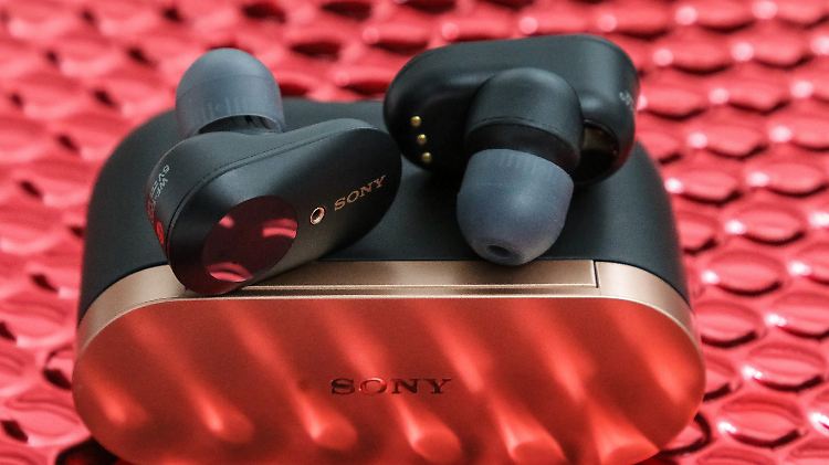 Die Sony WF-1000XM3 auf ihrem schicken, aber etwas groß geratenen Ladecase.