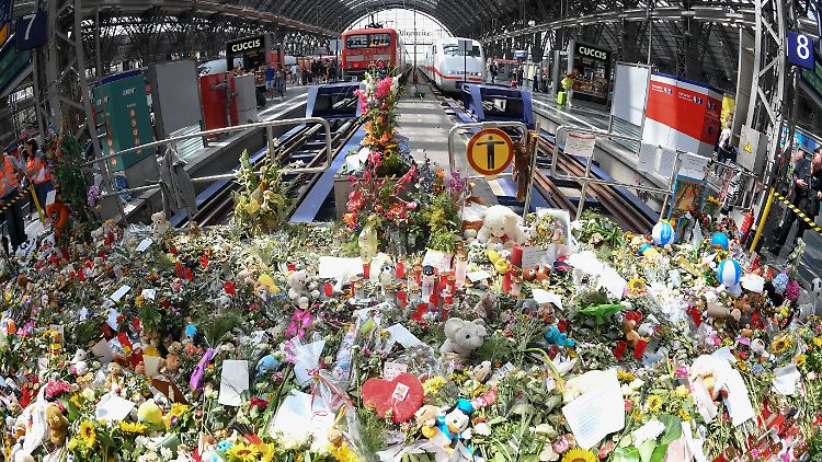 An Gleis 7 des Frankfurter Hauptbahnhofs ist die Tragödie noch immer präsent.