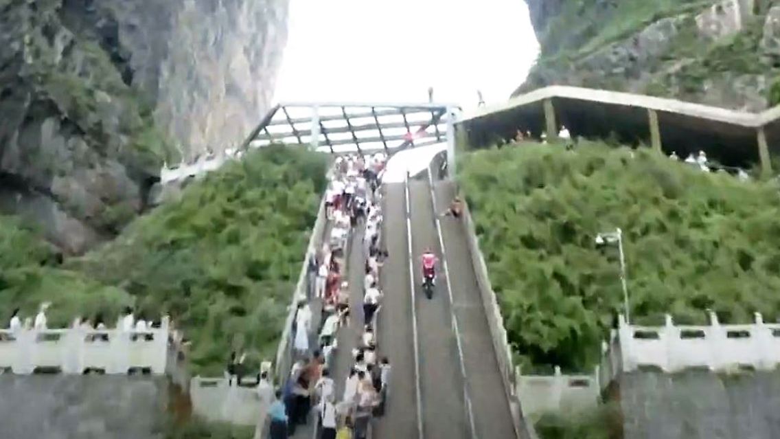 Motorrad China Tianmenshan Stairway to Heaven Treppe b.JPG