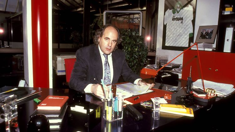 Für seine Sprüche bekannt: Spielerberater Norbert Pflippen 1991 in seinem Büro.