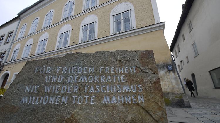 Eine Tafel vor dem Hitlerhaus erinnert an den nationalsozialistischen Massenmord.