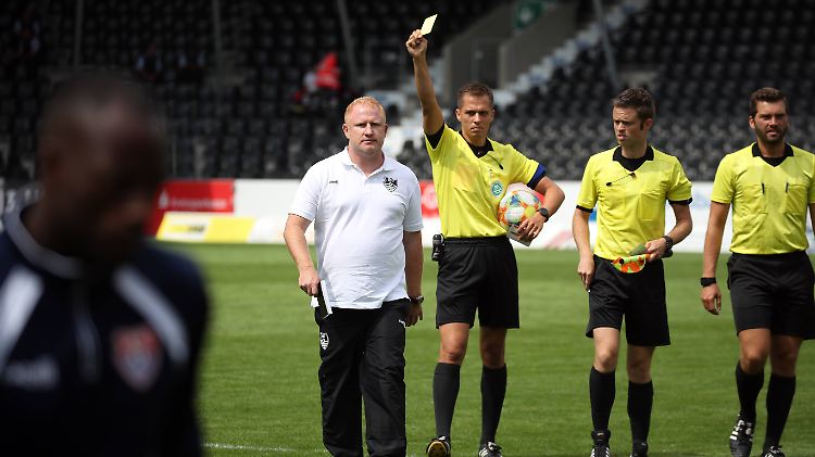Heiko Vogel, Trainer von KFC Uerdingen, sieht am 4. Spieltag der 3. Liga die Gelbe Karte.