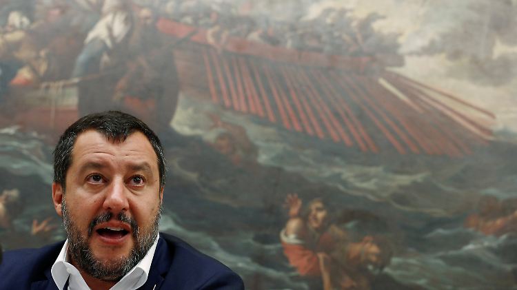 Das Wandgemälde passt zur Botschaft: Italiens Innenminister erläutert bei einer Pressekonferenz in der Abgeordnetenkammer das strengere "Sicherheitsgesetz".