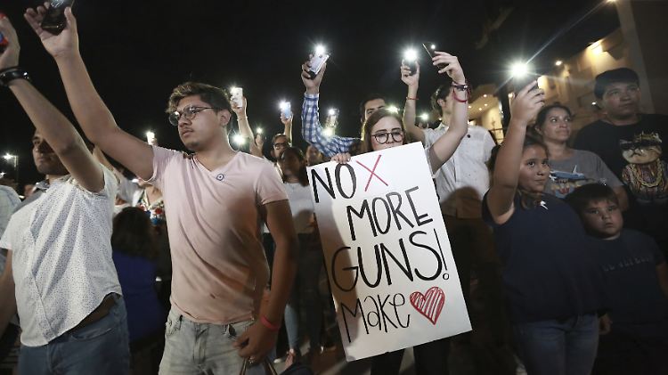 Mit einer Mahnwache gedenken Bürger im mexikanischen Juarez der Opfer des Terrorakts von El Paso.
