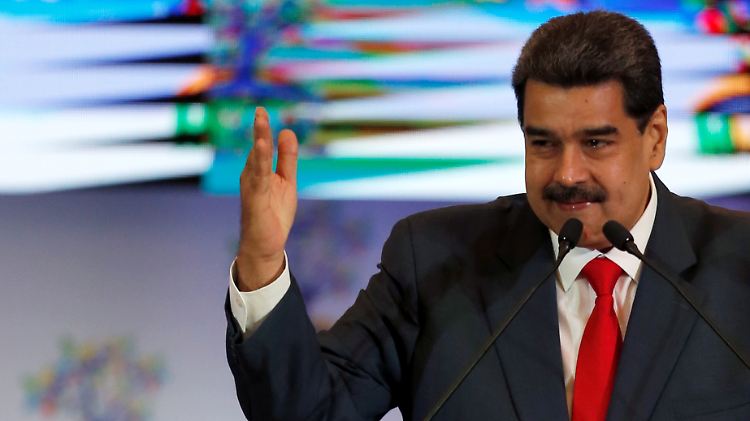Trump lässt das Vermögen der venezolanischen Regierung einfrieren und begründet dies damit, dass Präsident Maduro weiterhin unrechtmäßig an seiner Macht festhalte.