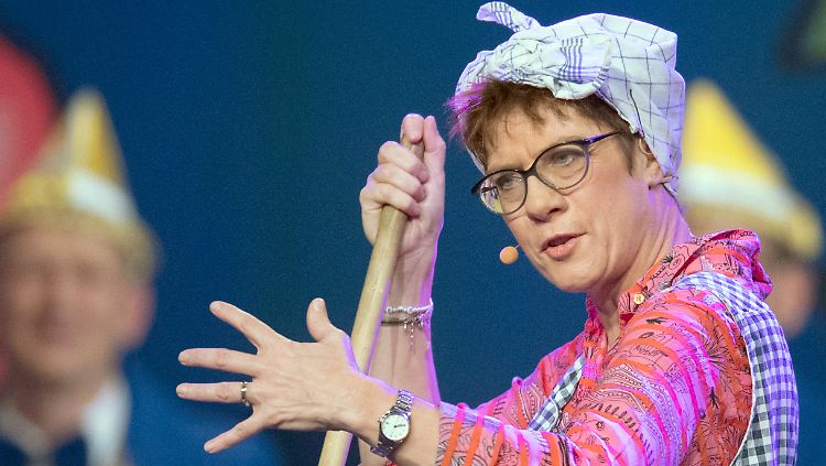 Verteidigungsministerin Annegret Kramp-Karrenbauer ist Karnevalsfan, geriet aber wegen närrischer Äußerungen in die Kritik.