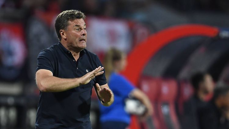 "Genauso schnell, wie das Glas halb leer ist, ist es wieder halb voll in Hamburg. Deswegen bin ich im Moment noch vorsichtig", sagt HSV-Coach Dieter Hecking.