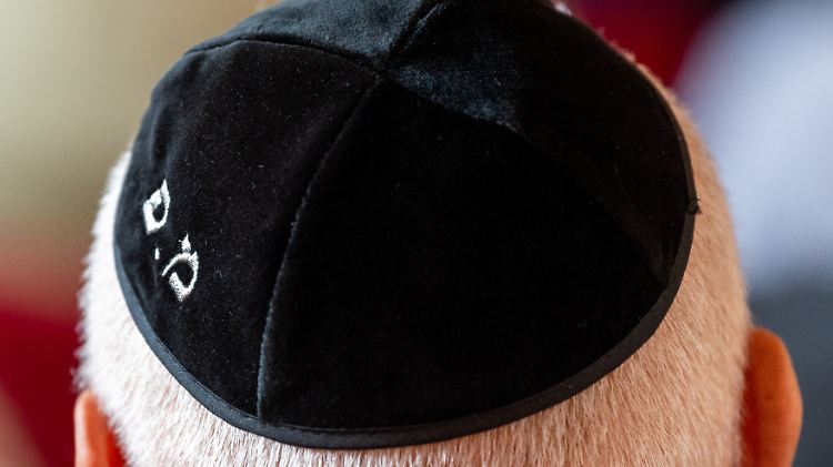 Die drei Männer sollen dem Täter als jüdisch aufgefallen sein, weil sie die Kippa trugen.